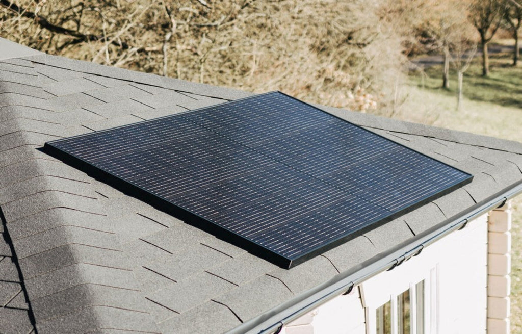 Eine Mini-PV-Anlage auf dem Dach eines Gartenhauses
